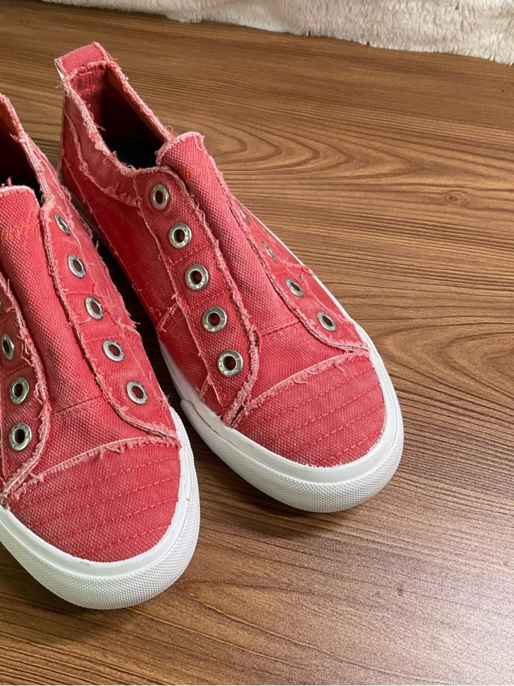 Blowfish Coral Slip-On Canvas Sneakers size 9